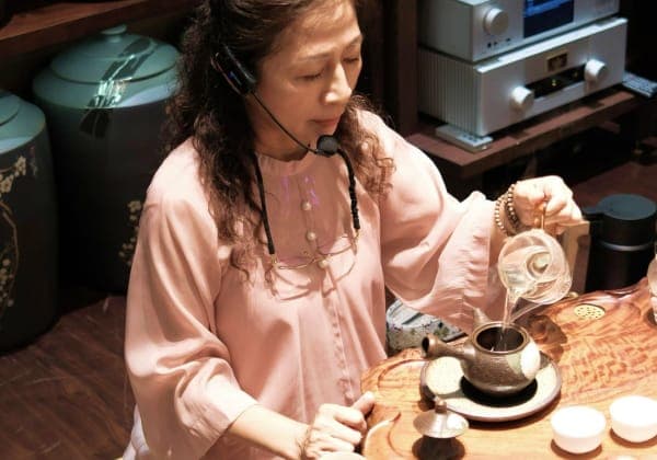 Người phụ nữ chuẩn bị trà trong không gian Mermaid