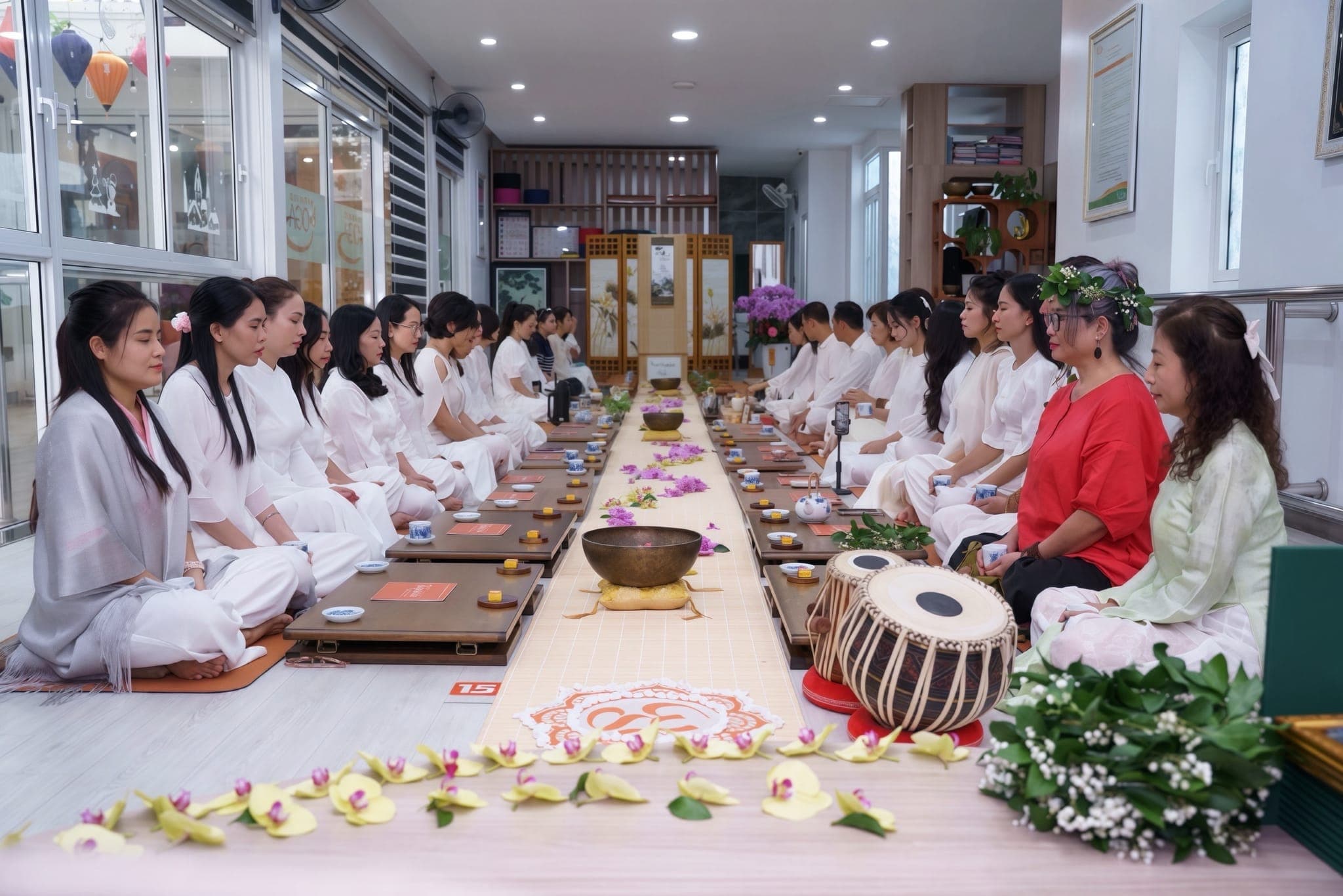 Nhóm thực hành yoga và trà trong không gian Mermaid
