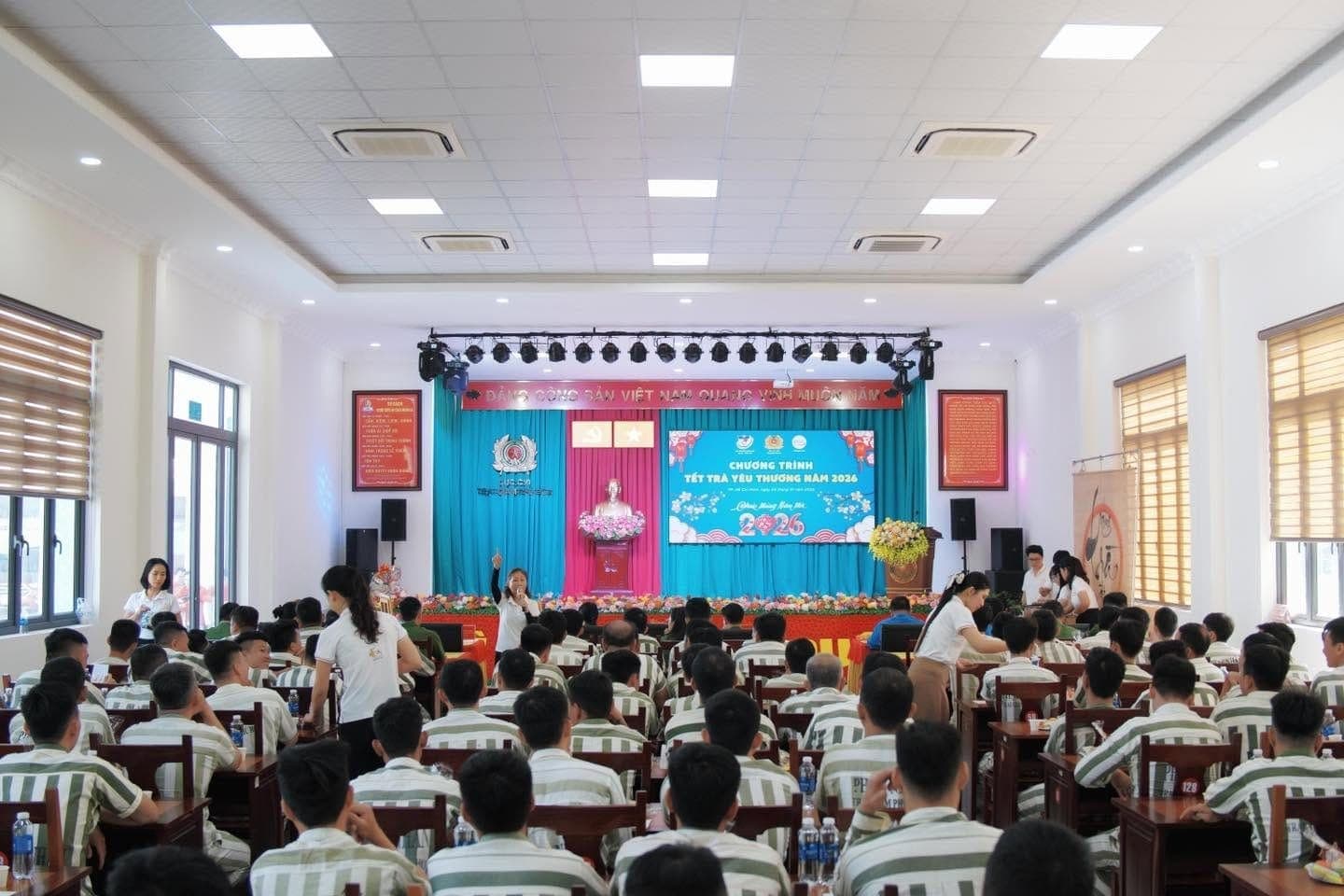 Cộng đồng Mermaid chụp ảnh tập thể trước sân khấu