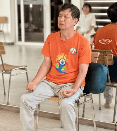 Chú Đoàn Văn Quyết tập yoga