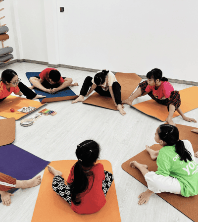 Bé Ngọc trong lớp yoga