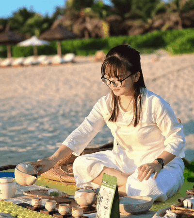 Chị Kiều thưởng trà tại trà thất Mermaid
