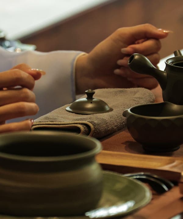Bố cục trà trên nền xanh — lá trà, ấm và bánh