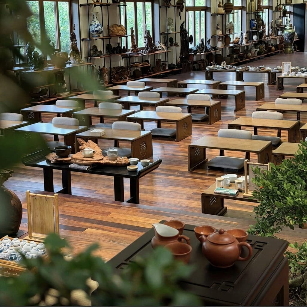 Không gian phòng trà truyền thống với bàn thấp và kệ trà
