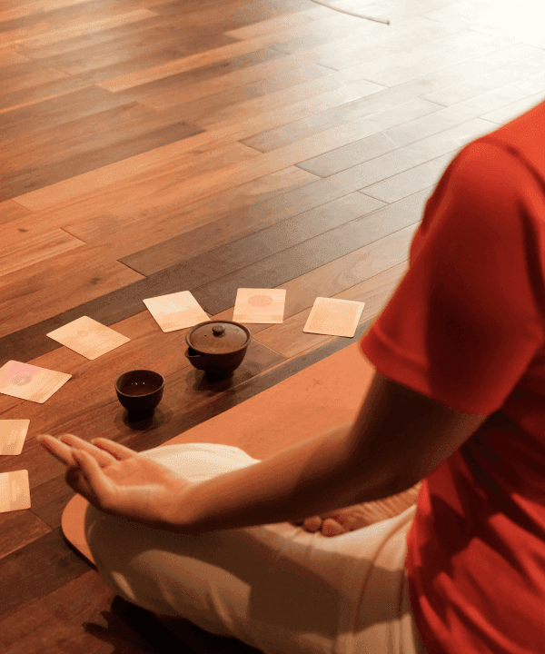 Người phụ nữ tập yoga trong áo cam