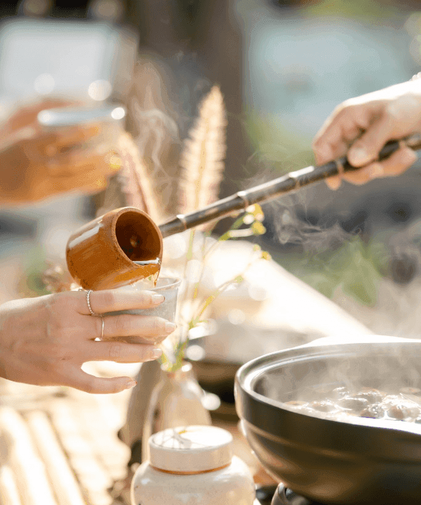 Rót trà trong không gian trà ấm