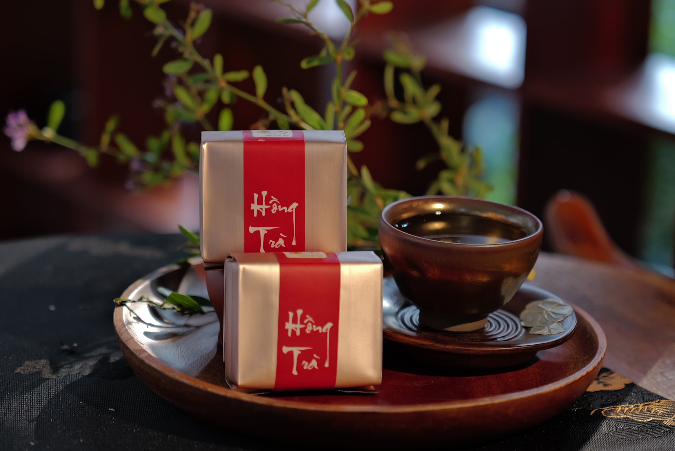 Hồng trà Shan Tuyết — hộp thiếc và trà cụ