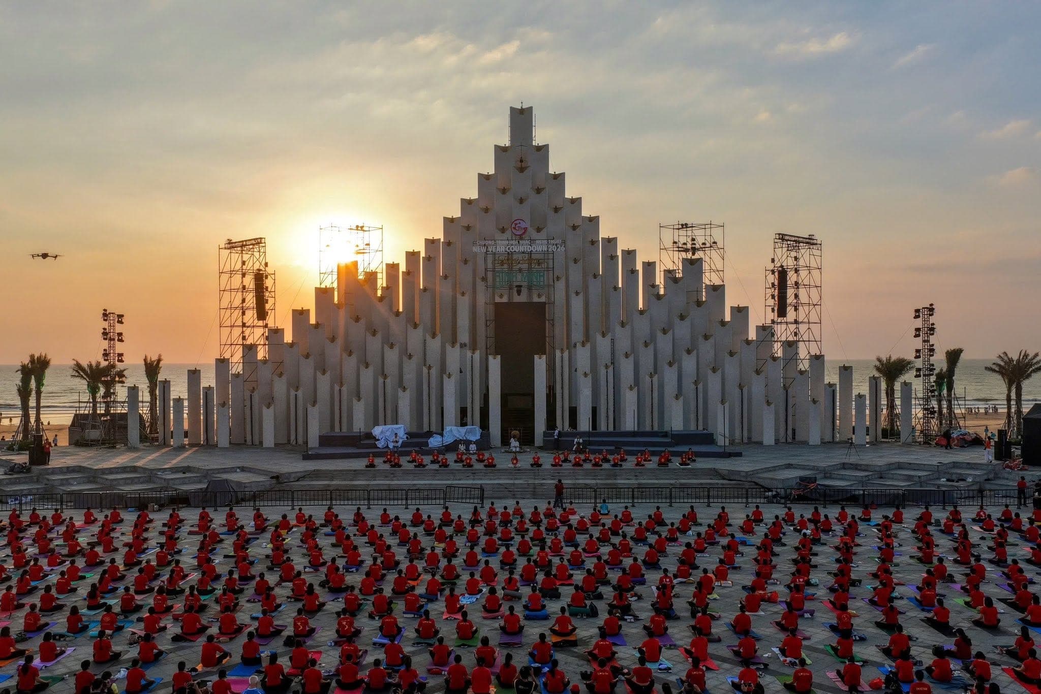Sự kiện yoga ngoài trời với hàng trăm người tham gia lúc hoàng hôn