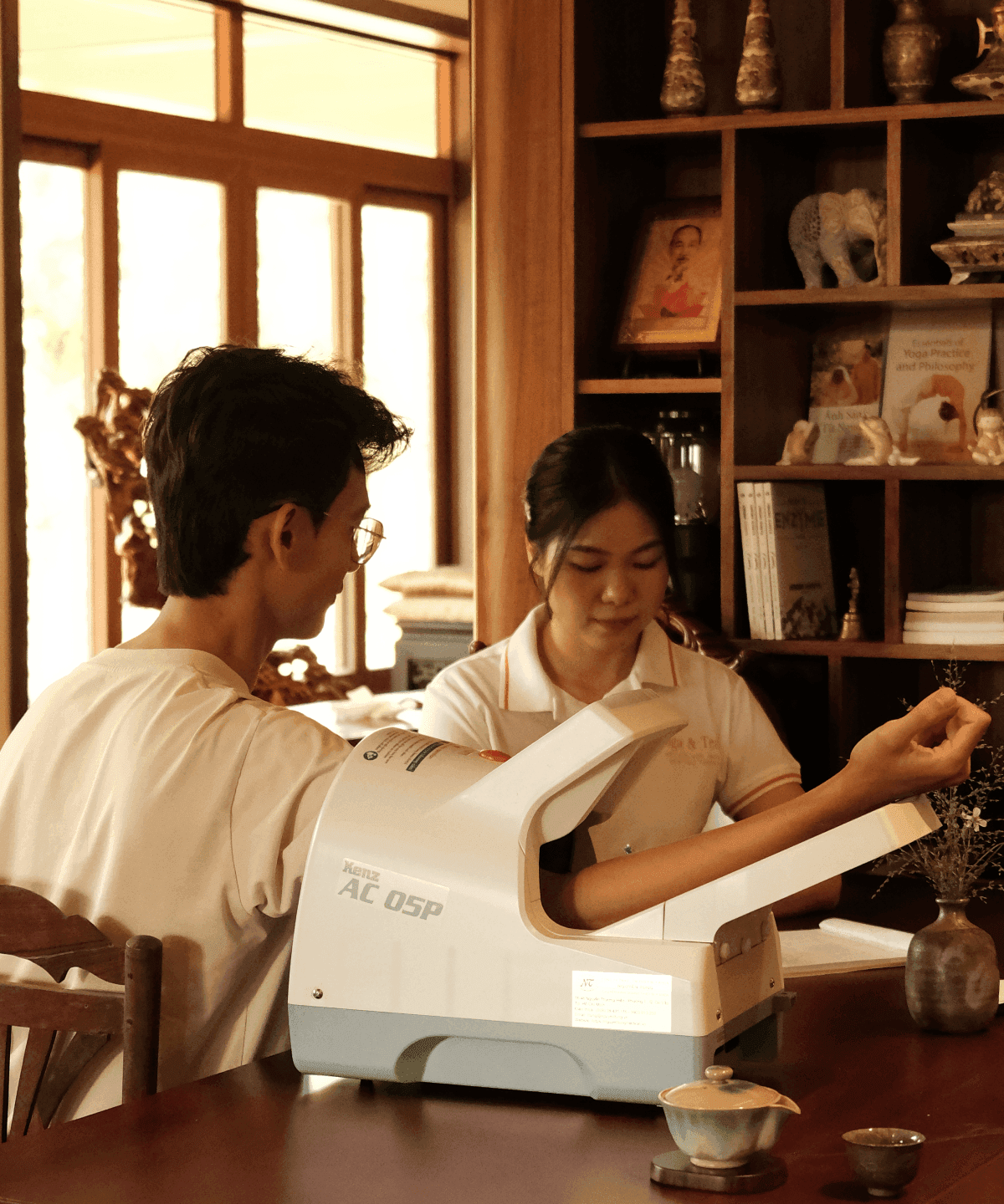 Tư vấn sức khỏe một-một với thiết bị đo và tư vấn viên