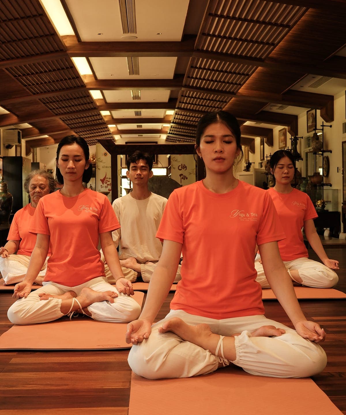 Lớp yoga nhóm trong phòng ấm với ánh sáng dịu