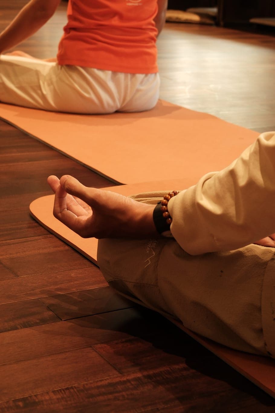 Học viên thư giãn trong tư thế yoga trên thảm