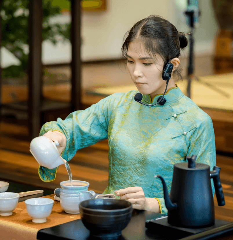 Đào tạo Yoga & Trà — giảng viên và học viên