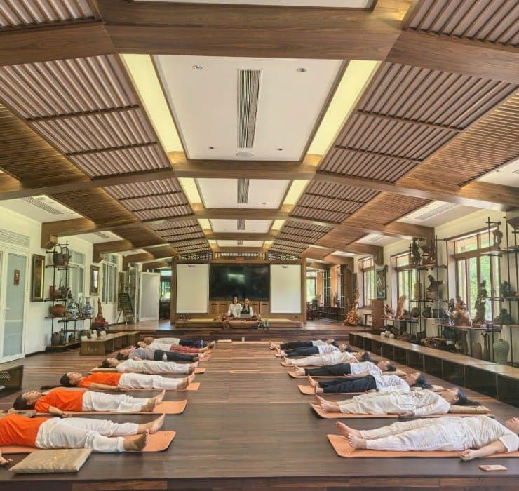 Không gian Karma Yoga — thực hành Savasana
