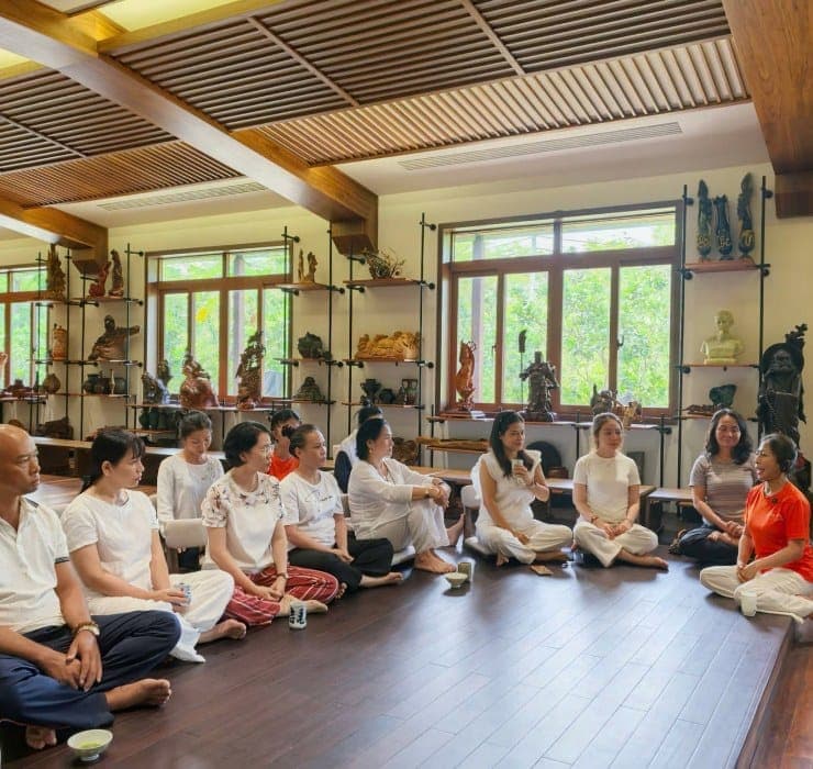 Nhóm ngồi vòng tròn trong không gian gỗ — lắng nghe và thấu hiểu