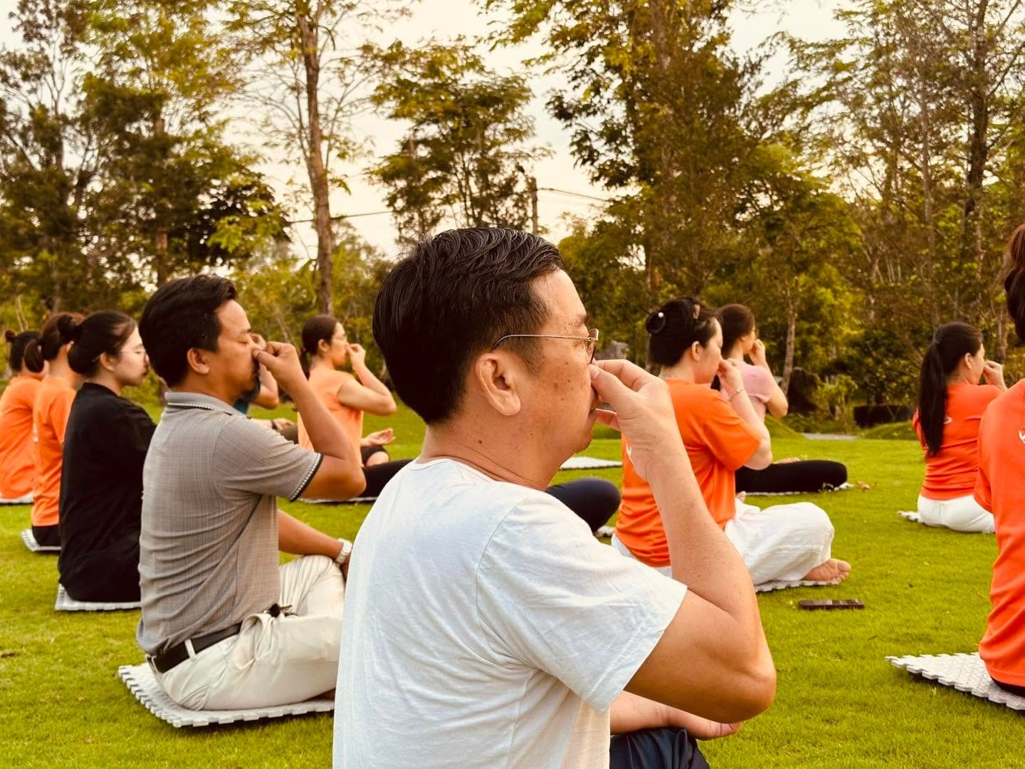 Nhóm thực hành yoga và chăm sóc sức khoẻ ngoài trời