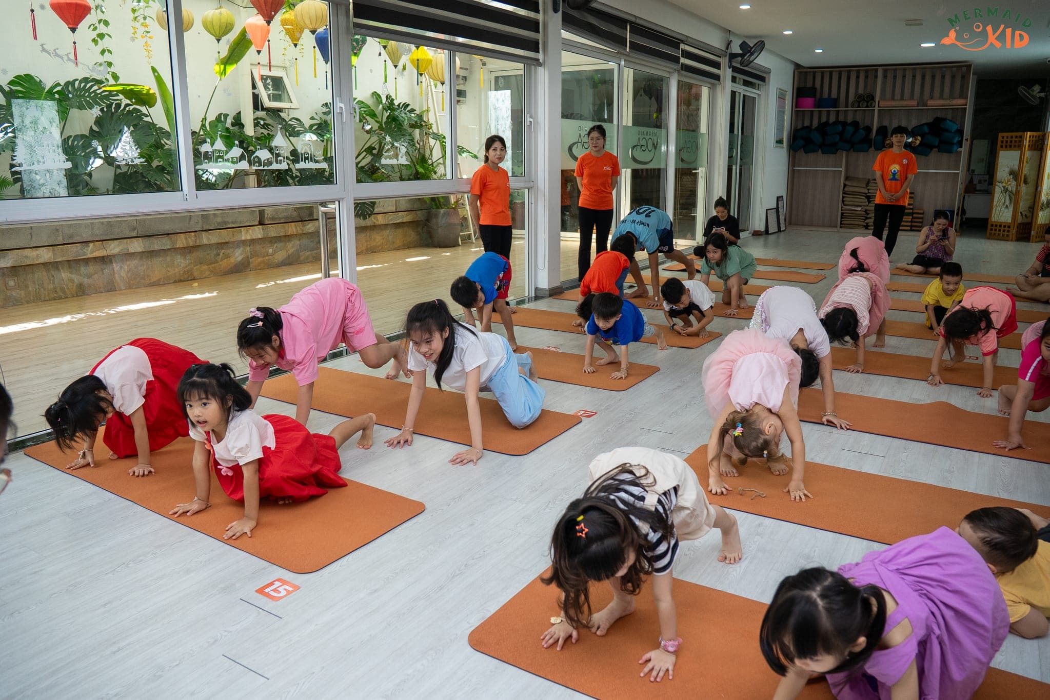 Nhóm trẻ em cười vui khi tham gia hoạt động yoga kid