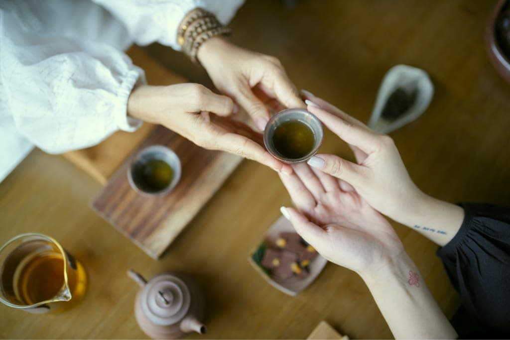 Hành trình Trà Việt — đôi bàn tay cầm lá trà