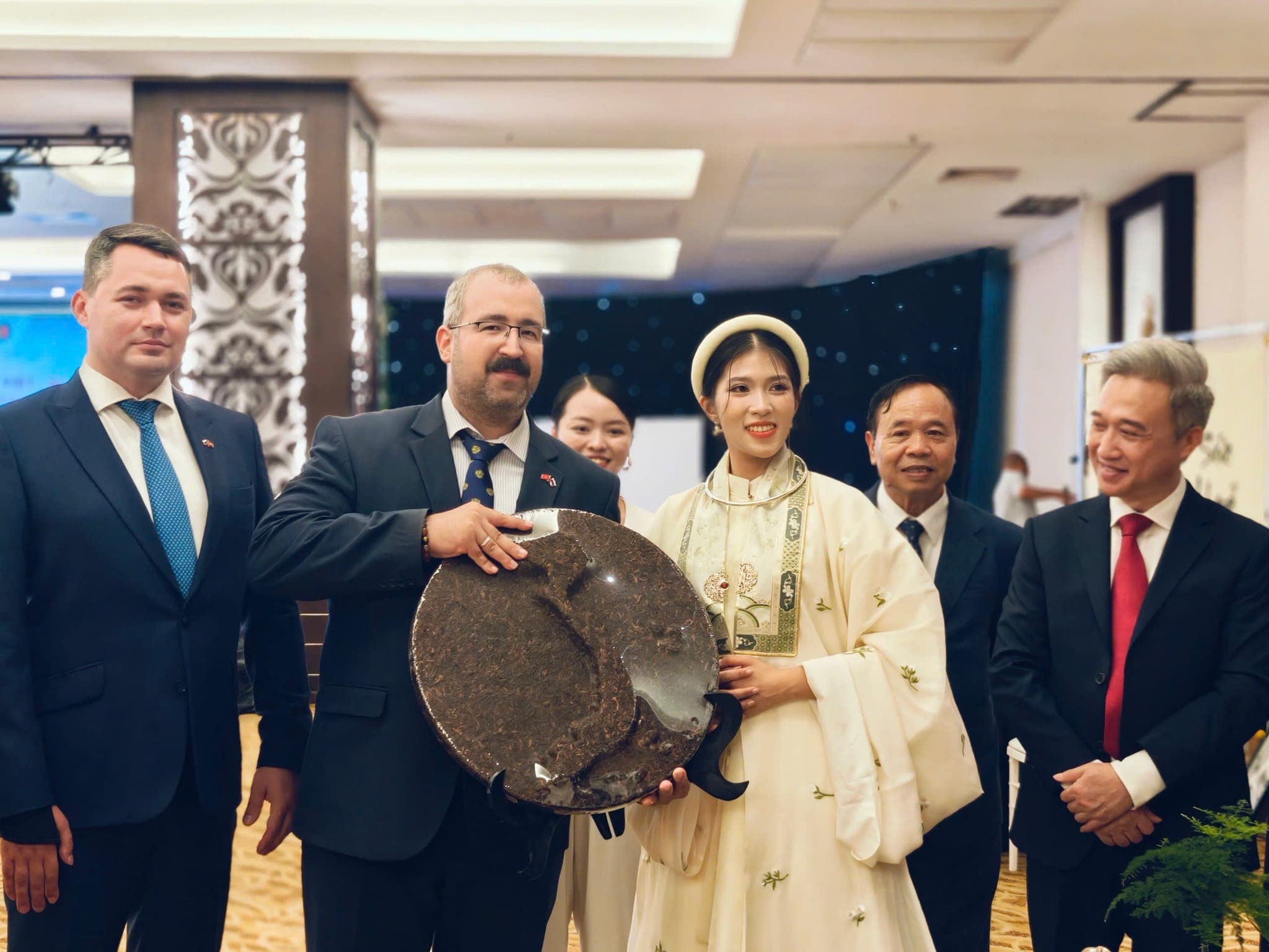 Tiệc trà phong cách Việt Nga